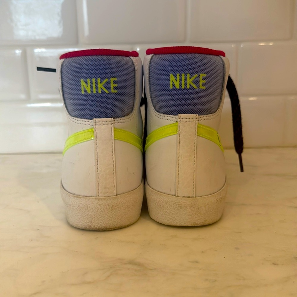 Nike Blazer Mid '77 
COLOR: WHITE/VOLT
SIZE: 6.5